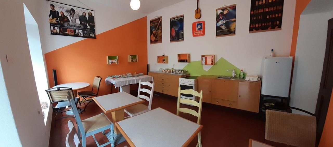 Residence Muzica Bed And Breakfast Komen Luaran gambar