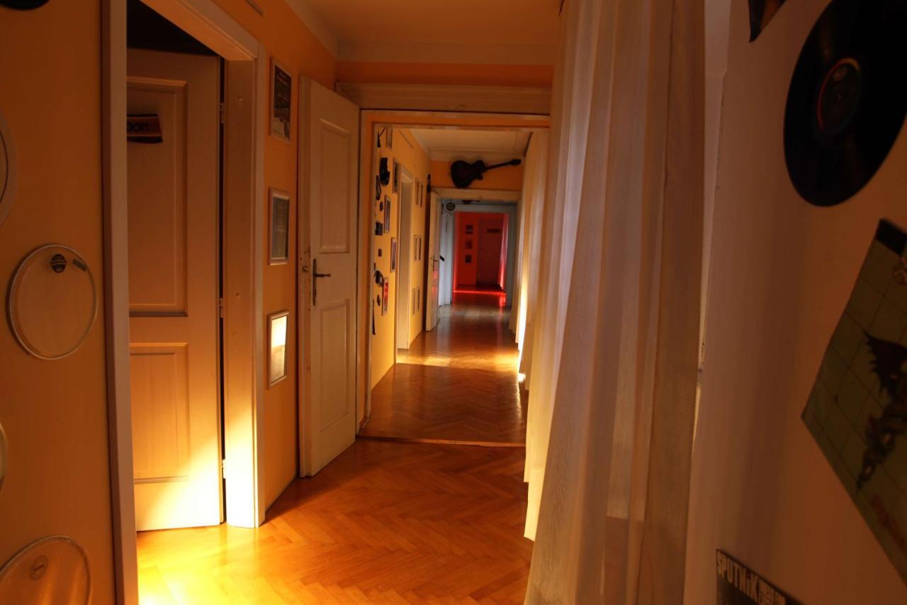 Residence Muzica Bed And Breakfast Komen Luaran gambar