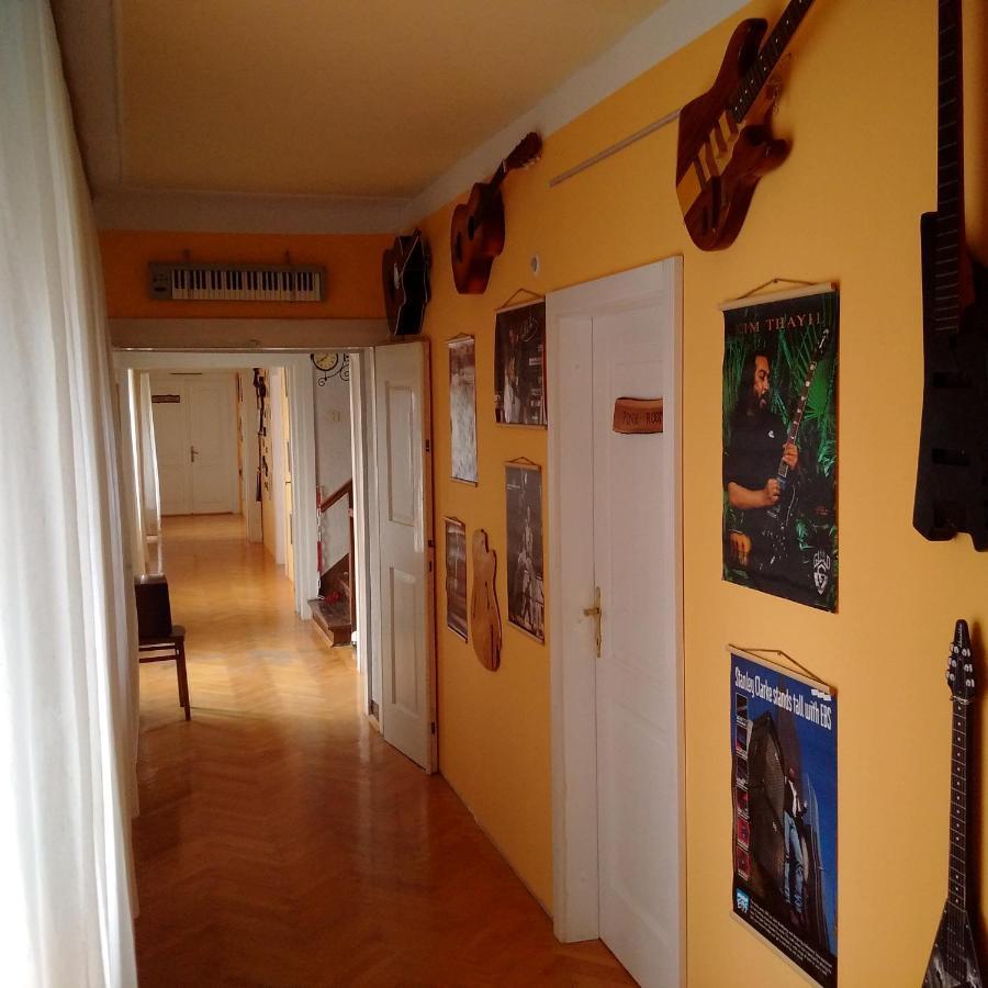 Residence Muzica Bed And Breakfast Komen Luaran gambar