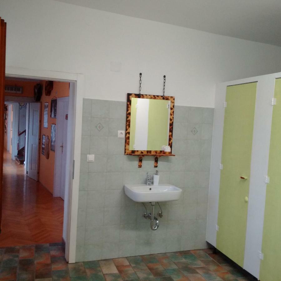 Residence Muzica Bed And Breakfast Komen Luaran gambar